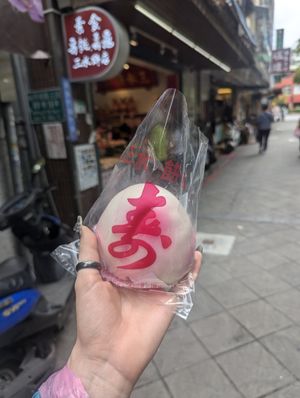 Red bean bun at Sanshui Bakery in Taipei