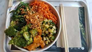 Vegan poke bowl at UF Poke Bar - Großer Burstah in Hamburg