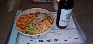 Vegan spicy poke bowl with glass noodles, tofu, vegies and vegan mayo at UF Poke Bar - Großer Burstah in Hamburg