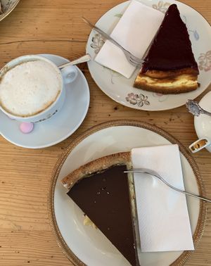Vegan Schokokuchen & Vegan Cappuccino  at Radieschen in Bremen