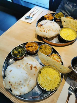 Thalis: vient avec riz, Dahl, naan, légumes et choix de deux minis repas à la carte. Ça nous permet de goûter à un peut de tout at Hindusthali in Montreal