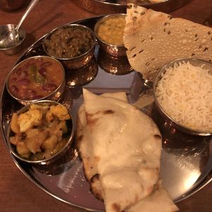 Thali C avec pain naan végétalien at Hindusthali in Montreal