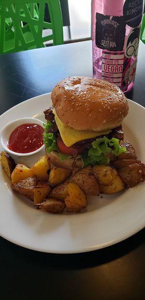 Dinklage burger and potatoes at The VOV in Negombo