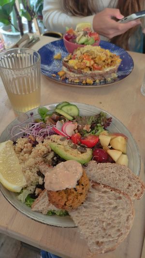 Salad bowl & 'egg' toasts at Life Bar in Leuven