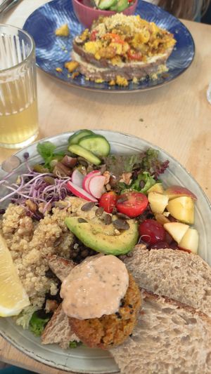 Salad bowl & 'egg' toasts at Life Bar in Leuven