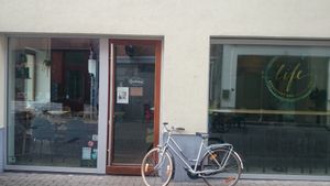 HappyCow sticker at Life Bar in Leuven