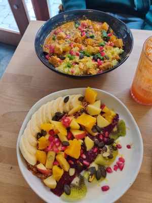 Yogurt bowl and seasonal budah bowl at Life Bar in Leuven