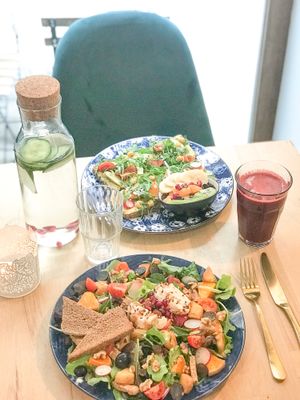 Salad with cashew cheese & tempeh bacon, hummus toast with fruit salad at Life Bar in Leuven