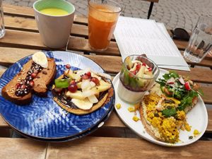 Breakfast XL, turmeric latte, supercharge juice at Life Bar in Leuven