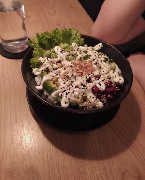 Veggi Bowl mit veganer Mayo at HQ Wok in Muehldorf