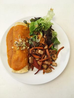 Menú mexicano con enchiladas y salteado de pimentón y tofu  at Casa Herbolario in Bogota