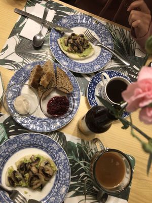 Vegane arepas mit Avocado und Champions getoppt mit Sesam!  at Casa Herbolario in Bogota