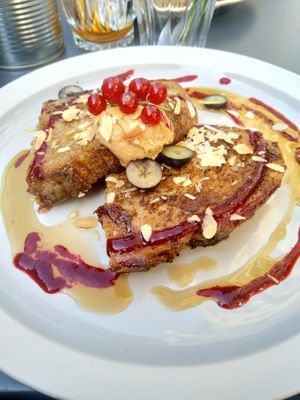 French toast with blueberries, cashew butter & maple syrup at Barbiet in Ghent