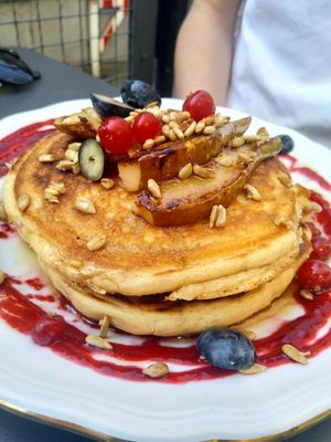 Peanut pancakes with caramelized pears & blueberries at Barbiet in Ghent