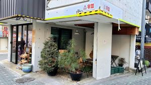exterior of location - seating area not available in winter at SF Bagel in Seoul
