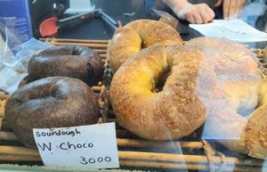 "Choco" bagels (vegan) and bagels with cheese (not vegan) at SF Bagel in Seoul