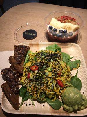 Acai ball and thai nudels at CPH - 42°Raw - T2 in Copenhagen