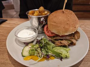Kešumbert burger at Fryends in Brno