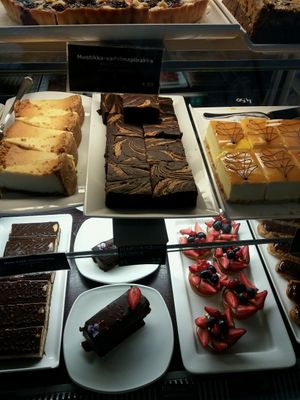 The ones in the middle are vegan (chocolate peanutbutter brownie & strawberry chocolate cake) at Cafe Rooster in Oulu