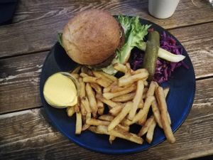 Gemüsepatty Bürger at Cafe Rooster in Oulu