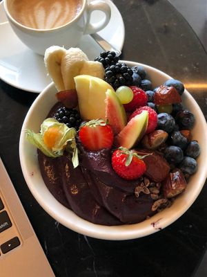Blueberry Protein Bowl  at Wagners Juicery & Health Food in Munich