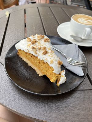 Veganer Karottenkuchen   at Wagners Juicery & Health Food in Munich