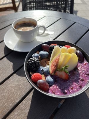 Blaubeer porridge mit Kokos Creme 🥣   at Wagners Juicery & Health Food in Munich