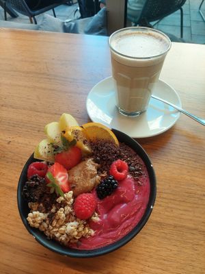 Cherry peanut bowl and chai tea latte at Wagners Juicery & Health Food in Munich