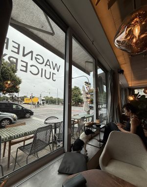Inside with view to the street  at Wagners Juicery & Health Food in Munich