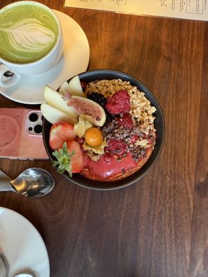 Smoothie Bowl and matcha with oat milk   at Wagners Juicery & Health Food in Munich