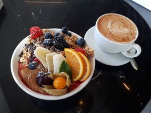Cherry bowl with chai at Wagners Juicery & Health Food in Munich