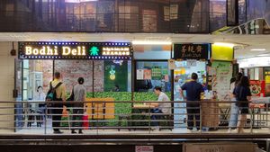 Shop front, new extension on the left at Bodhi Deli - 菩提斋 in Central Singapore
