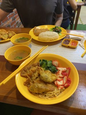 Wanton noodles and chicken rice  at Bodhi Deli - 菩提斋 in Central Singapore