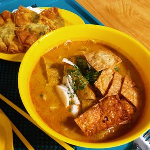 Laksa and Fried Dumplings at Bodhi Deli - 菩提斋 in Central Singapore