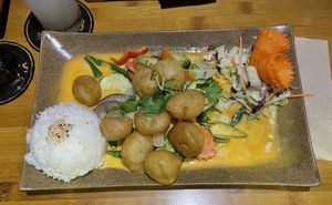 Com Gà Curry, fried vegan chicken balls with veggies, mango sauce and rice  at Mom's Creation - Alt Treptow in Berlin