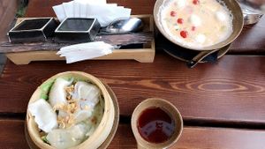 soup with coconut milk, tofu and vegetables and filled dompligs with tofu and vegetables  at Mom's Creation - Alt Treptow in Berlin