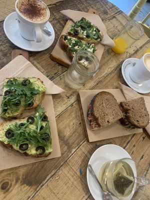 Sandwich con aguacate, rucola y olivas (normalmente contiene tambien feta)  at Cafe ArtySana in Valencia