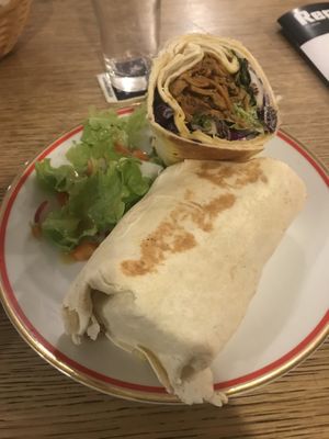 Shawarma-Wrap at Tři Ocásci in Brno