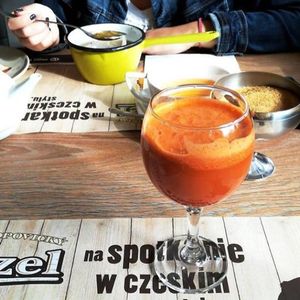 Sok ze świeżo wyciskanych warzyw, oraz zupa cebulowa at Nota Bene Restauracja in Klodzko