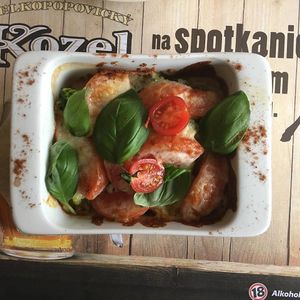 Zapiekane brokuły, dostępne w wersji wegetariańskiej jak i wegańskiej at Nota Bene Restauracja in Klodzko