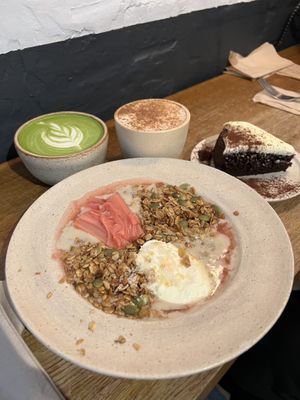 Vegan porridge + oat milk matcha latte (+ non veg chai latte & non veg cake)  at 26 Grains in London