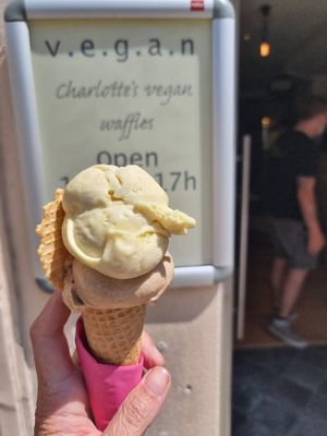Banana and hazelnut icecream at Charlotte's by De Brugsche Tafel in Bruges