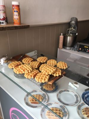 Waffle makers at Charlotte's by De Brugsche Tafel in Bruges