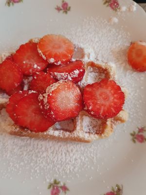 Strawberry waffle at Charlotte's by De Brugsche Tafel in Bruges
