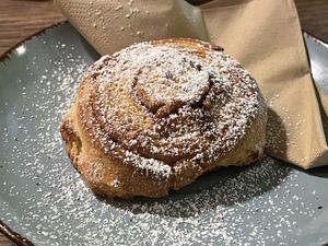 Vegane Zimtschnecke zum Sonntagsfrühstück   at Wulbert's Cafe in Dresden