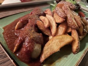 Vegane Currywurst mit Kartoffelspalten   at Wulbert's Cafe in Dresden