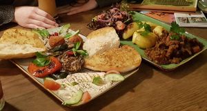 Vorspeisenteller und veganer Gulasch at Wulbert's Cafe in Dresden