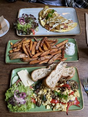 Unten veganes rührtofu  at Wulbert's Cafe in Dresden