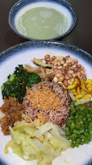 First time trying Thunder Tea Rice. And I really enjoyed it. Loved the variety of textures and flavours of the various vegetables. Will be back for more! 😊 #veganuary #vegan  #V at New Green Pasture Cafe 新绿园 in Central Singapore