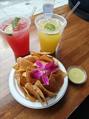 Nacho's met guacamole + homemade drankjes at Chisme Cantina in San Francisco